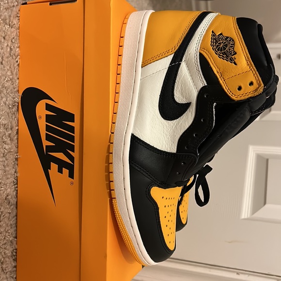 Air Jordan 1 Retro High OG ‘Yellow Toe’ - Picture 5 of 9